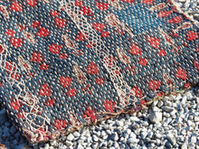 Carica l&#39;immagine nel visualizzatore di Gallery, vecchio tradizionale tessuto in cotone, chiuso a sacco, ricamato a mano e lavorato con conchiglie. pezzo unico. ottime condizioni vintage, sono piuttosto vecchi, primi anni del &#39;900, e potrebbero mostrare segni di usura e di patina del tempo, ma questo aggiunge autenticità e fascino! questi preziosi tessuti possono essere utilizzati per realizzare borse, pochette, cuscini, fusciacche, tovagliette o altri progetti creativi.  dimensioni 33x39 cm