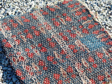 Carica l&#39;immagine nel visualizzatore di Gallery, vecchio tradizionale tessuto in cotone, chiuso a sacco, ricamato a mano e lavorato con conchiglie. pezzo unico. ottime condizioni vintage, sono piuttosto vecchi, primi anni del &#39;900, e potrebbero mostrare segni di usura e di patina del tempo, ma questo aggiunge autenticità e fascino! questi preziosi tessuti possono essere utilizzati per realizzare borse, pochette, cuscini, fusciacche, tovagliette o altri progetti creativi.  dimensioni 33x39 cm