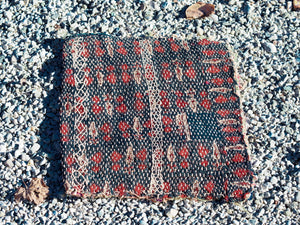vecchio tradizionale tessuto in cotone, chiuso a sacco, ricamato a mano e lavorato con conchiglie. pezzo unico. ottime condizioni vintage, sono piuttosto vecchi, primi anni del '900, e potrebbero mostrare segni di usura e di patina del tempo, ma questo aggiunge autenticità e fascino! questi preziosi tessuti possono essere utilizzati per realizzare borse, pochette, cuscini, fusciacche, tovagliette o altri progetti creativi.  dimensioni 33x39 cm