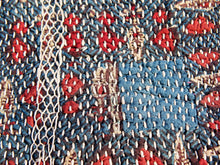 Carica l&#39;immagine nel visualizzatore di Gallery, vecchio tradizionale tessuto in cotone, chiuso a sacco, ricamato a mano e lavorato con conchiglie. pezzo unico. ottime condizioni vintage, sono piuttosto vecchi, primi anni del &#39;900, e potrebbero mostrare segni di usura e di patina del tempo, ma questo aggiunge autenticità e fascino! questi preziosi tessuti possono essere utilizzati per realizzare borse, pochette, cuscini, fusciacche, tovagliette o altri progetti creativi.  dimensioni 33x39 cm
