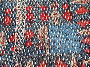 vecchio tradizionale tessuto in cotone, chiuso a sacco, ricamato a mano e lavorato con conchiglie. pezzo unico. ottime condizioni vintage, sono piuttosto vecchi, primi anni del '900, e potrebbero mostrare segni di usura e di patina del tempo, ma questo aggiunge autenticità e fascino! questi preziosi tessuti possono essere utilizzati per realizzare borse, pochette, cuscini, fusciacche, tovagliette o altri progetti creativi.  dimensioni 33x39 cm