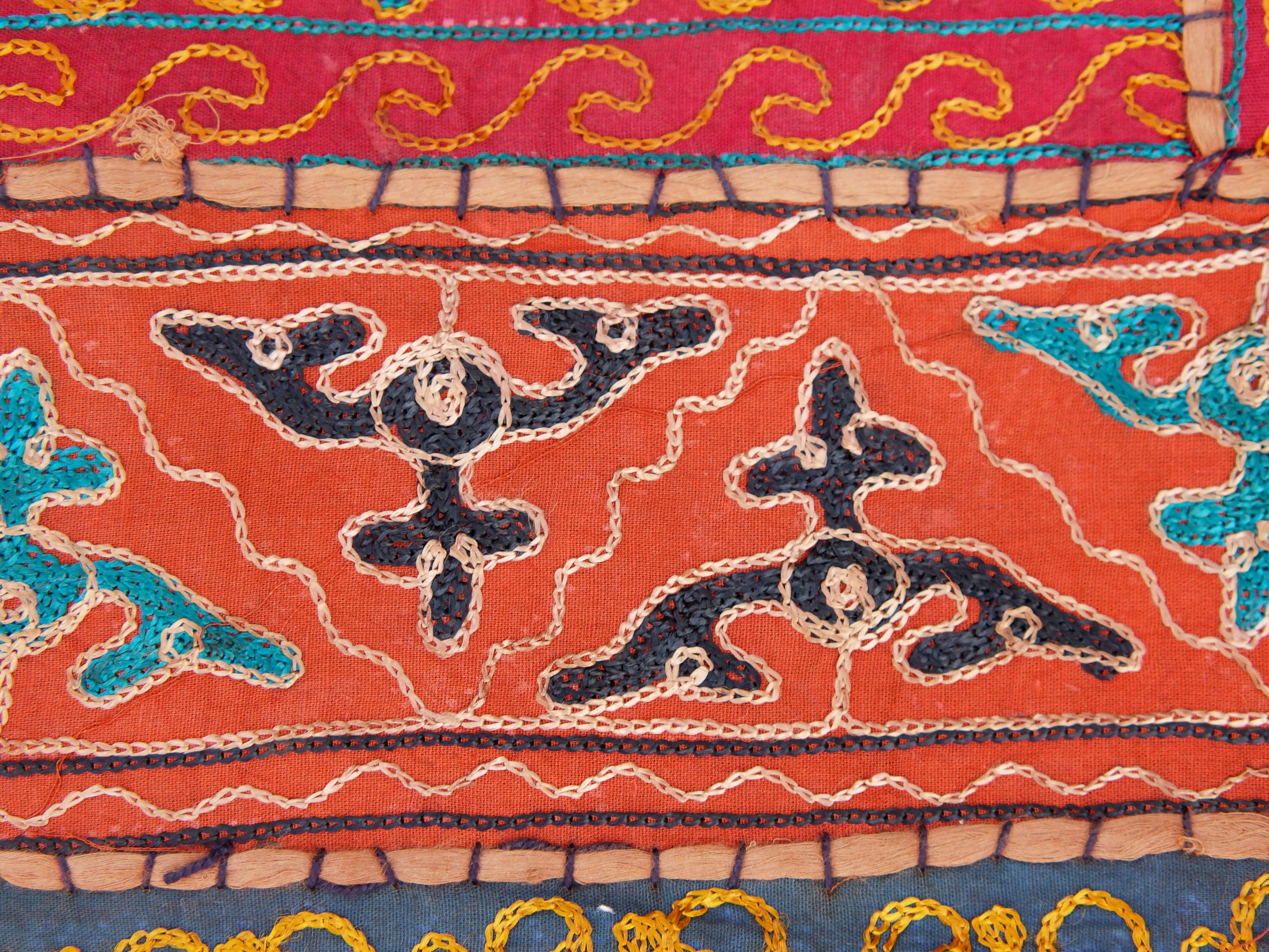 Arazzo in cotone, lavorato artigianalmente a mano con tecnica patchwork. Tipici dell'india del nord, in Rajasthan l'arazzo in casa è simbolo di fortuna e prosperità. Pezzo unico, ideale come tessuto da appendere a parete ma che si puo' impiegare anche come tappeto.  Dimensioni 100x150cm   per maggiori info o dettagli mail info@etniko.it watshapp 0039 3338778241