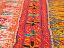 Carica l&#39;immagine nel visualizzatore di Gallery, Arazzo in cotone, lavorato artigianalmente a mano con tecnica patchwork. Tipici dell&#39;india del nord, in Rajasthan l&#39;arazzo in casa è simbolo di fortuna e prosperità. Pezzo unico, ideale come tessuto da appendere a parete ma che si puo&#39; impiegare anche come tappeto.  Dimensioni 100x150cm   per maggiori info o dettagli mail info@etniko.it watshapp 0039 3338778241