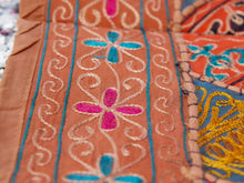 Carica l&#39;immagine nel visualizzatore di Gallery, Arazzo in cotone, lavorato artigianalmente a mano con tecnica patchwork. Tipici dell&#39;india del nord, in Rajasthan l&#39;arazzo in casa è simbolo di fortuna e prosperità. Pezzo unico, ideale come tessuto da appendere a parete ma che si puo&#39; impiegare anche come tappeto.  Dimensioni 100x150cm   per maggiori info o dettagli mail info@etniko.it watshapp 0039 3338778241