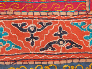 Arazzo in cotone, lavorato artigianalmente a mano con tecnica patchwork. Tipici dell'india del nord, in Rajasthan l'arazzo in casa è simbolo di fortuna e prosperità. Pezzo unico, ideale come tessuto da appendere a parete ma che si puo' impiegare anche come tappeto.  Dimensioni 100x150cm   per maggiori info o dettagli mail info@etniko.it watshapp 0039 3338778241