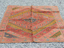 Carica l&#39;immagine nel visualizzatore di Gallery, Arazzo in cotone, lavorato artigianalmente a mano con tecnica patchwork. Tipici dell&#39;india del nord, in Rajasthan l&#39;arazzo in casa è simbolo di fortuna e prosperità. Pezzo unico, ideale come tessuto da appendere a parete ma che si puo&#39; impiegare anche come tappeto.  Dimensioni 100x150cm   per maggiori info o dettagli mail info@etniko.it watshapp 0039 3338778241