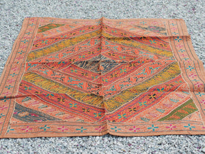 Arazzo in cotone, lavorato artigianalmente a mano con tecnica patchwork. Tipici dell'india del nord, in Rajasthan l'arazzo in casa è simbolo di fortuna e prosperità. Pezzo unico, ideale come tessuto da appendere a parete ma che si puo' impiegare anche come tappeto.  Dimensioni 100x150cm   per maggiori info o dettagli mail info@etniko.it watshapp 0039 3338778241