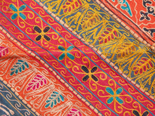 Carica l&#39;immagine nel visualizzatore di Gallery, Arazzo in cotone, lavorato artigianalmente a mano con tecnica patchwork. Tipici dell&#39;india del nord, in Rajasthan l&#39;arazzo in casa è simbolo di fortuna e prosperità. Pezzo unico, ideale come tessuto da appendere a parete ma che si puo&#39; impiegare anche come tappeto.  Dimensioni 100x150cm   per maggiori info o dettagli mail info@etniko.it watshapp 0039 3338778241