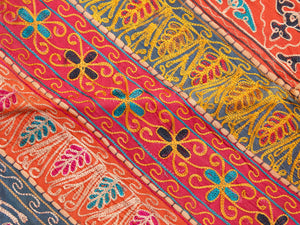 Arazzo in cotone, lavorato artigianalmente a mano con tecnica patchwork. Tipici dell'india del nord, in Rajasthan l'arazzo in casa è simbolo di fortuna e prosperità. Pezzo unico, ideale come tessuto da appendere a parete ma che si puo' impiegare anche come tappeto.  Dimensioni 100x150cm   per maggiori info o dettagli mail info@etniko.it watshapp 0039 3338778241
