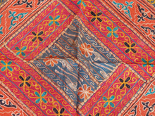 Carica l&#39;immagine nel visualizzatore di Gallery, Arazzo in cotone, lavorato artigianalmente a mano con tecnica patchwork. Tipici dell&#39;india del nord, in Rajasthan l&#39;arazzo in casa è simbolo di fortuna e prosperità. Pezzo unico, ideale come tessuto da appendere a parete ma che si puo&#39; impiegare anche come tappeto.  Dimensioni 100x150cm   per maggiori info o dettagli mail info@etniko.it watshapp 0039 3338778241
