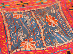 Arazzo in cotone, lavorato artigianalmente a mano con tecnica patchwork. Tipici dell'india del nord, in Rajasthan l'arazzo in casa è simbolo di fortuna e prosperità. Pezzo unico, ideale come tessuto da appendere a parete ma che si puo' impiegare anche come tappeto.  Dimensioni 100x150cm   per maggiori info o dettagli mail info@etniko.it watshapp 0039 3338778241