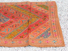 Carica l&#39;immagine nel visualizzatore di Gallery, Arazzo in cotone, lavorato artigianalmente a mano con tecnica patchwork. Tipici dell&#39;india del nord, in Rajasthan l&#39;arazzo in casa è simbolo di fortuna e prosperità. Pezzo unico, ideale come tessuto da appendere a parete ma che si puo&#39; impiegare anche come tappeto.  Dimensioni 100x150cm   per maggiori info o dettagli mail info@etniko.it watshapp 0039 3338778241