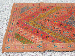 Arazzo in cotone, lavorato artigianalmente a mano con tecnica patchwork. Tipici dell'india del nord, in Rajasthan l'arazzo in casa è simbolo di fortuna e prosperità. Pezzo unico, ideale come tessuto da appendere a parete ma che si puo' impiegare anche come tappeto.  Dimensioni 100x150cm   per maggiori info o dettagli mail info@etniko.it watshapp 0039 3338778241