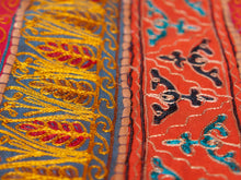 Carica l&#39;immagine nel visualizzatore di Gallery, Arazzo in cotone, lavorato artigianalmente a mano con tecnica patchwork. Tipici dell&#39;india del nord, in Rajasthan l&#39;arazzo in casa è simbolo di fortuna e prosperità. Pezzo unico, ideale come tessuto da appendere a parete ma che si puo&#39; impiegare anche come tappeto.  Dimensioni 100x150cm   per maggiori info o dettagli mail info@etniko.it watshapp 0039 3338778241