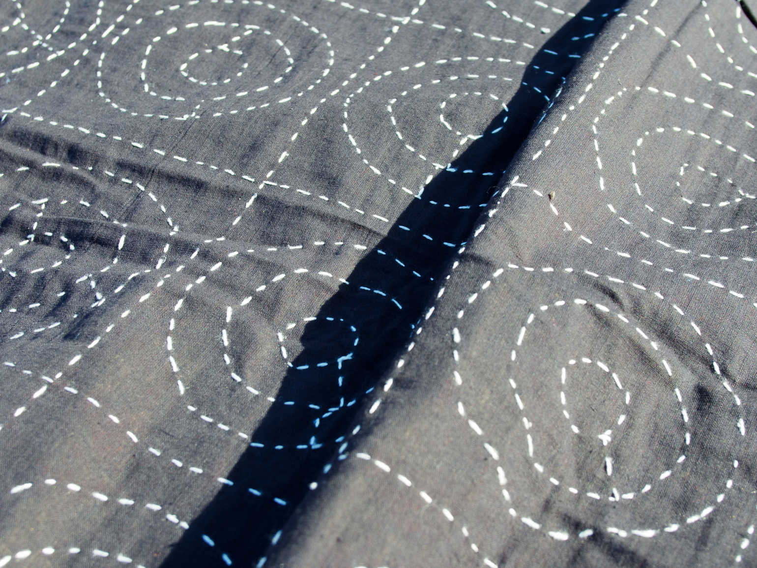 tessuto print block ricamato in cotone doppio strato double face. Con disegni geometrici su sfondo rosso, restro nero con ricamo bianco,  può essere impiegato come copridivano, copriletto o tessuto da appendere a parete. Dimensioni 220x250cm