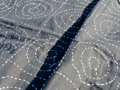 tessuto print block ricamato in cotone doppio strato double face. Con disegni geometrici su sfondo rosso, restro nero con ricamo bianco,  può essere impiegato come copridivano, copriletto o tessuto da appendere a parete. Dimensioni 220x250cm