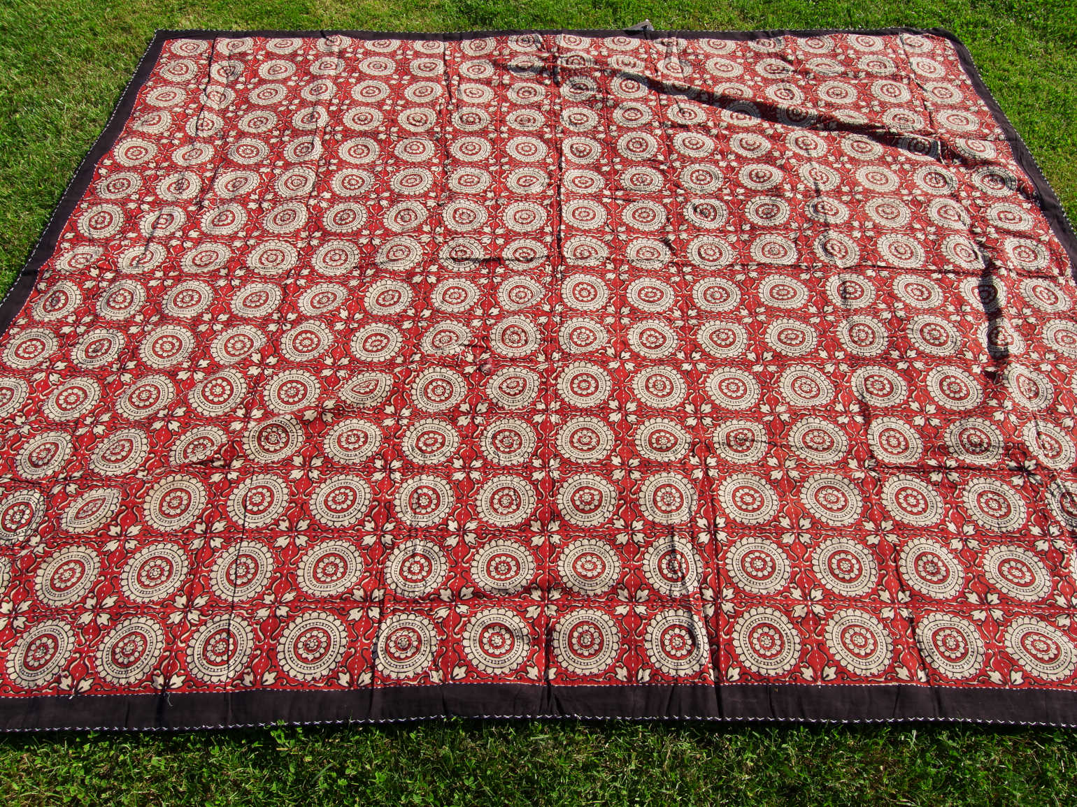 tessuto print block ricamato in cotone doppio strato double face. Con disegni geometrici su sfondo rosso, può essere impiegato come copridivano, copriletto o tessuto da appendere a parete. Dimensioni 220x250cm
