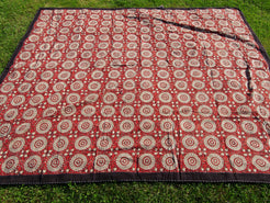 tessuto print block ricamato in cotone doppio strato double face. Con disegni geometrici su sfondo rosso, può essere impiegato come copridivano, copriletto o tessuto da appendere a parete. Dimensioni 220x250cm