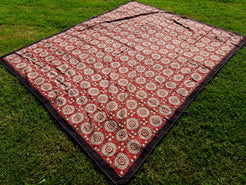 tessuto print block ricamato in cotone doppio strato double face. Con disegni geometrici su sfondo rosso, restro nero con ricamo bianco,  può essere impiegato come copridivano, copriletto o tessuto da appendere a parete. Dimensioni 220x250cm
