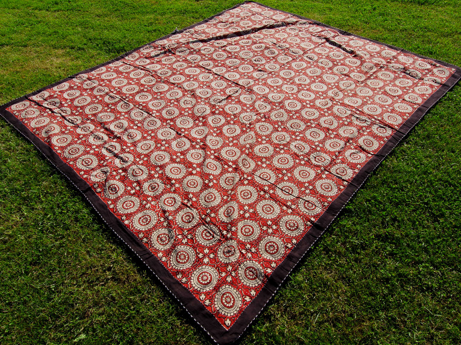 tessuto print block ricamato in cotone doppio strato double face. Con disegni geometrici su sfondo rosso, restro nero con ricamo bianco,  può essere impiegato come copridivano, copriletto o tessuto da appendere a parete. Dimensioni 220x250cm