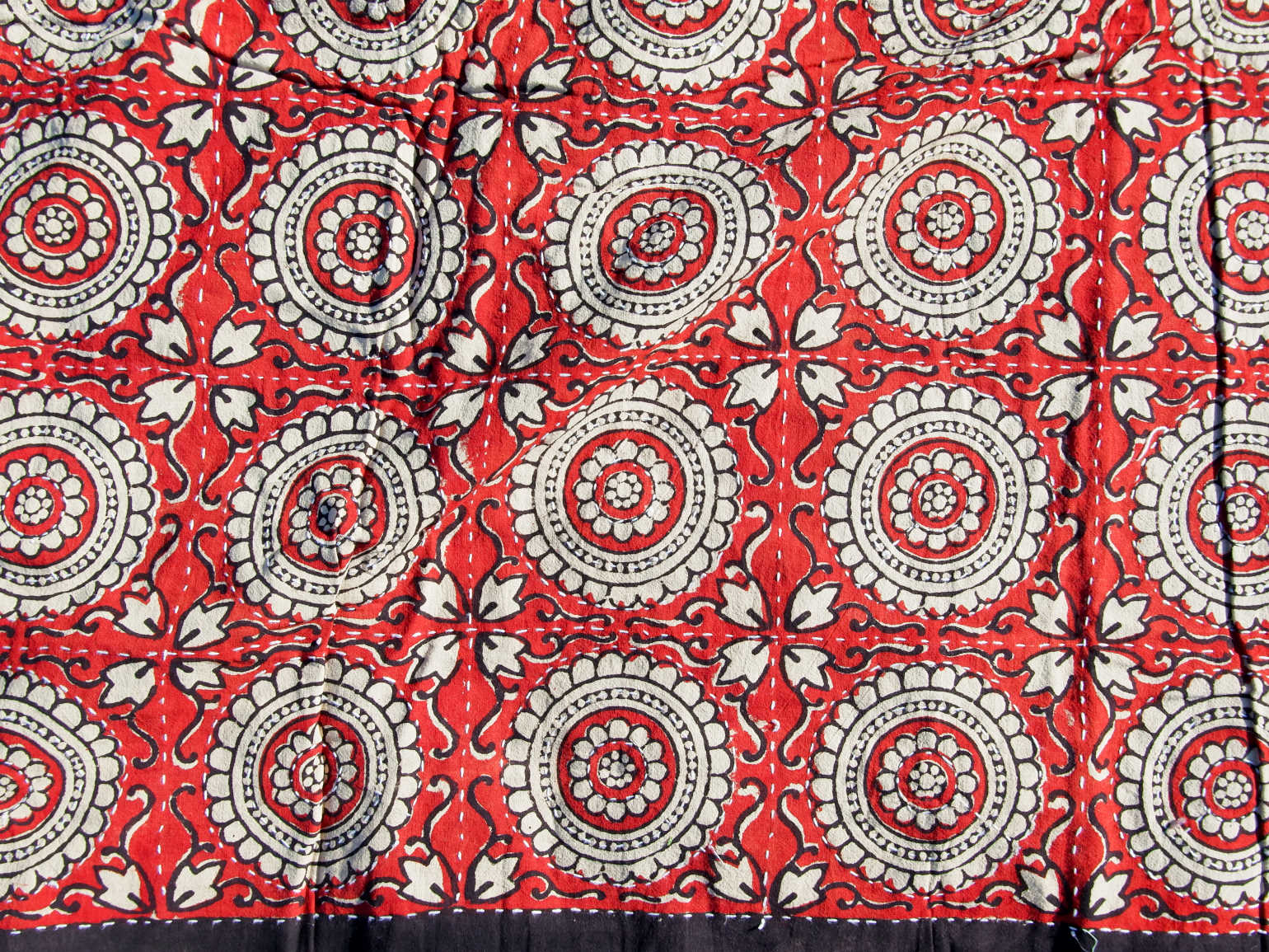 tessuto print block ricamato in cotone doppio strato double face. Con disegni geometrici su sfondo rosso, restro nero con ricamo bianco,  può essere impiegato come copridivano, copriletto o tessuto da appendere a parete. Dimensioni 220x250cm