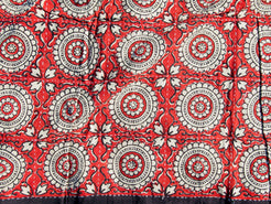 tessuto print block ricamato in cotone doppio strato double face. Con disegni geometrici su sfondo rosso, restro nero con ricamo bianco,  può essere impiegato come copridivano, copriletto o tessuto da appendere a parete. Dimensioni 220x250cm