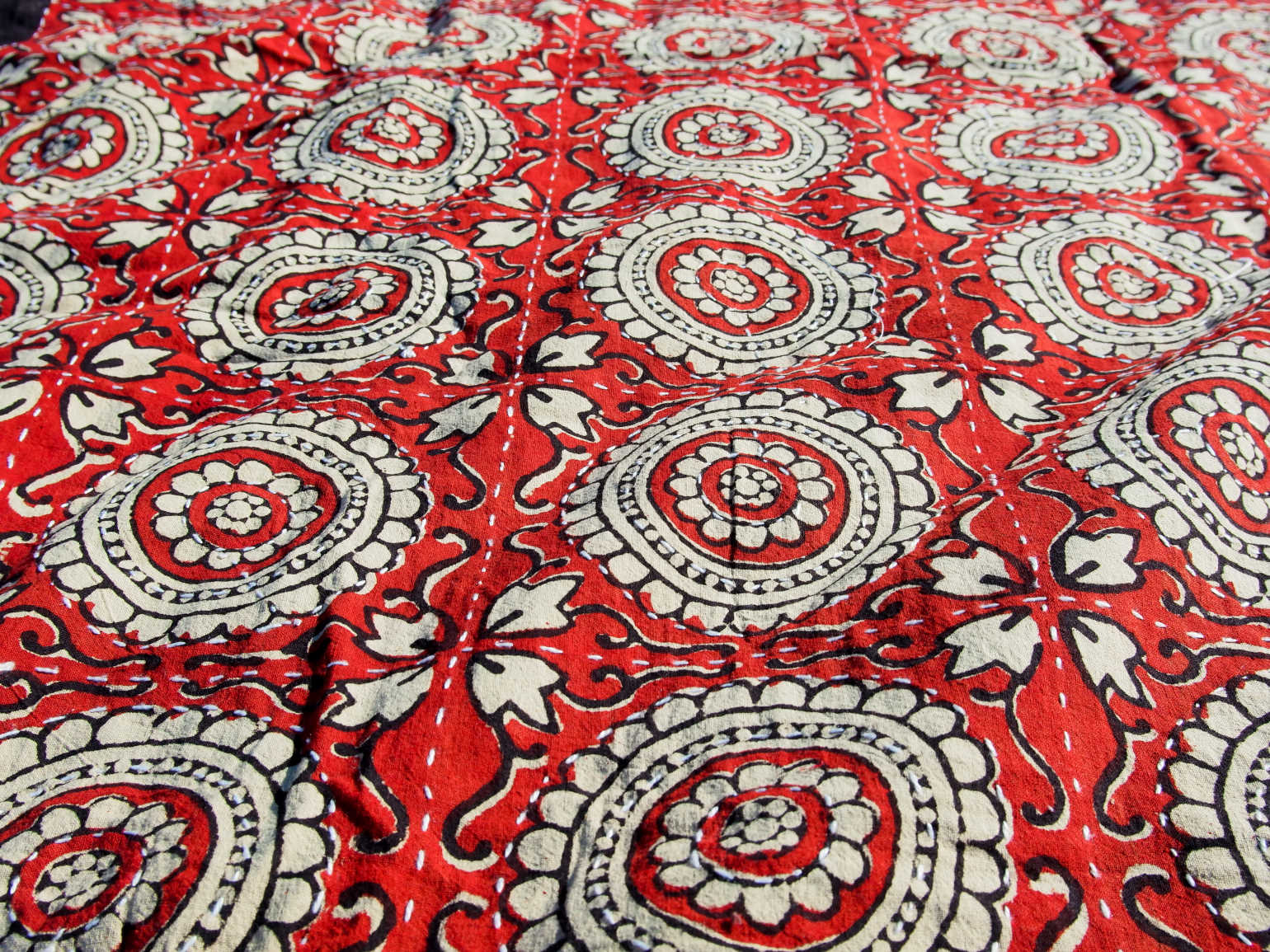 tessuto print block ricamato in cotone doppio strato double face. Con disegni geometrici su sfondo rosso, restro nero con ricamo bianco,  può essere impiegato come copridivano, copriletto o tessuto da appendere a parete. Dimensioni 220x250cm
