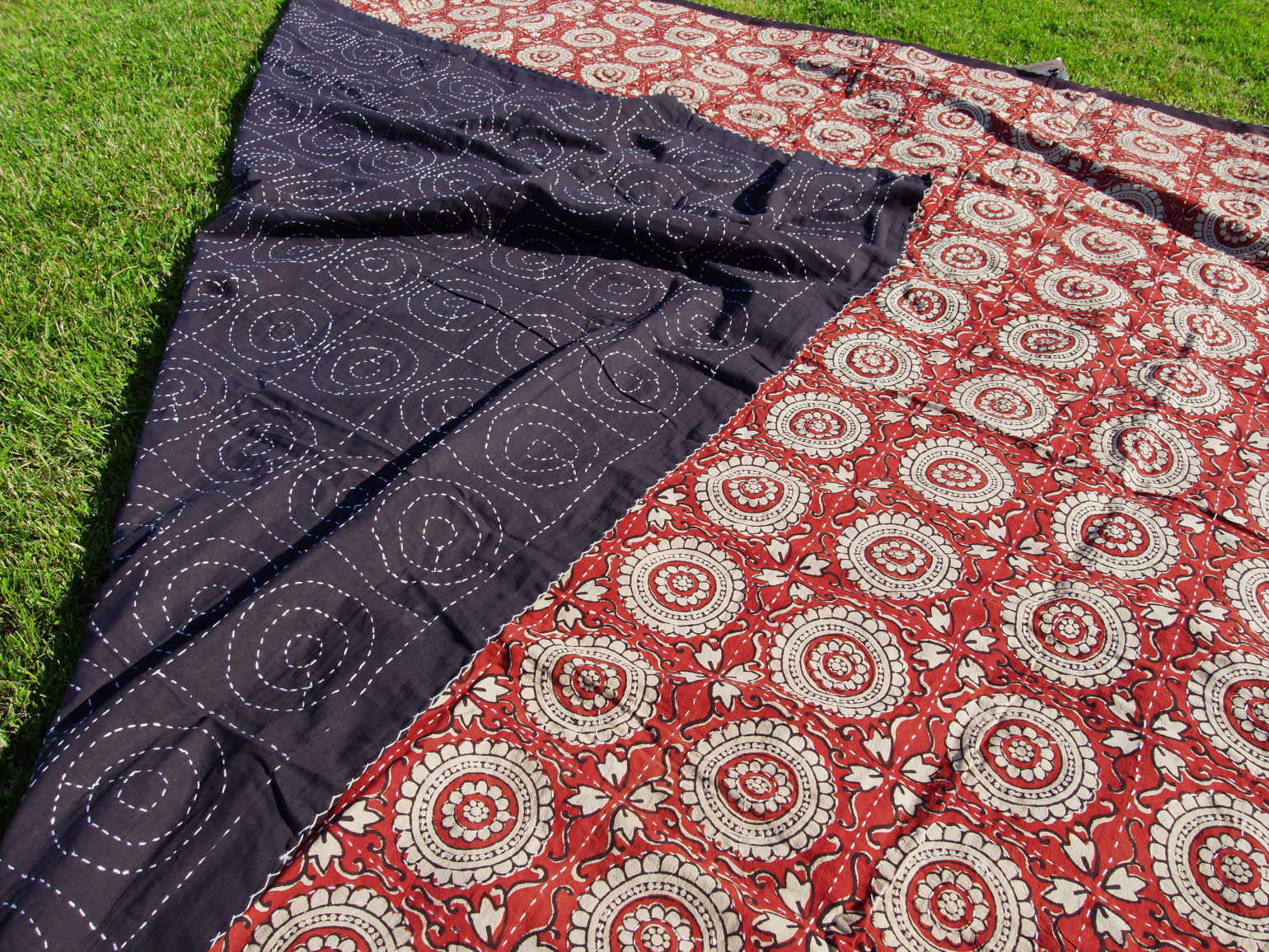 tessuto print block ricamato in cotone doppio strato double face. Con disegni geometrici su sfondo rosso, restro nero con ricamo bianco,  può essere impiegato come copridivano, copriletto o tessuto da appendere a parete. Dimensioni 220x250cm