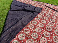 tessuto print block ricamato in cotone doppio strato double face. Con disegni geometrici su sfondo rosso, restro nero con ricamo bianco,  può essere impiegato come copridivano, copriletto o tessuto da appendere a parete. Dimensioni 220x250cm