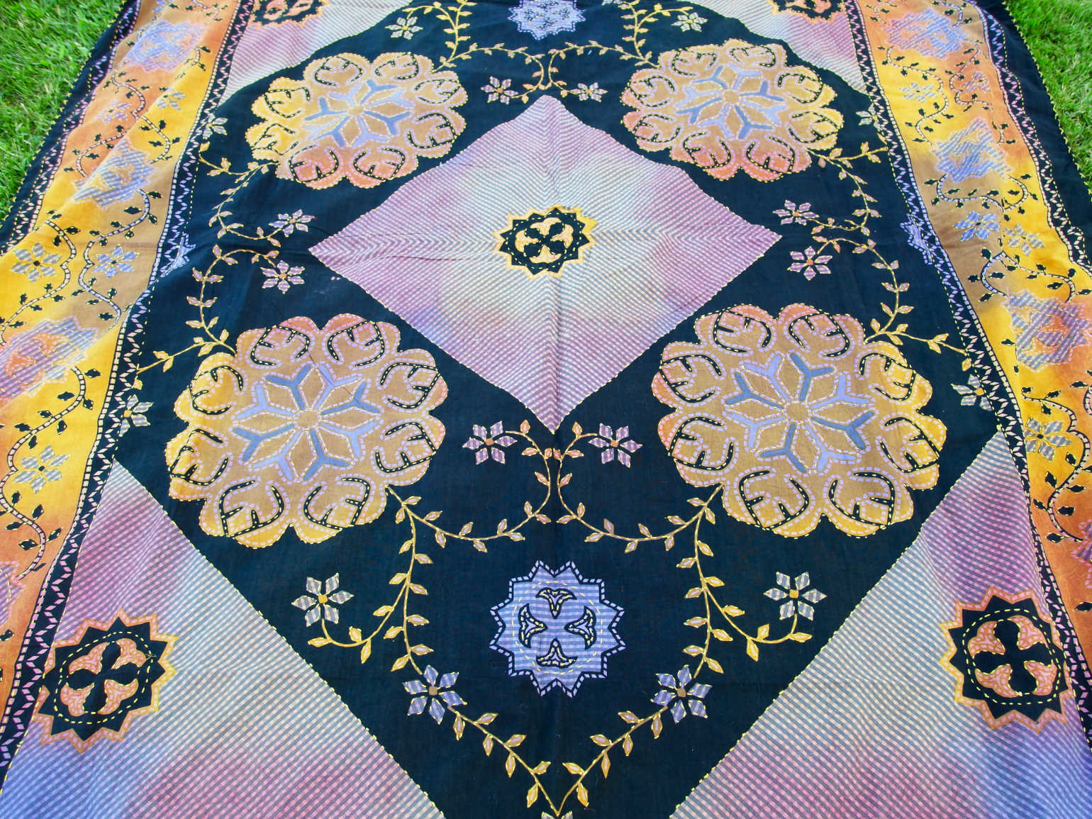 Tessuto print block ricamato in cotone ricamato con disegni geometrici e floreali. Può essere impiegato come copridivano, copriletto o tessuto da appendere a parete. Dimensioni 140x200cm