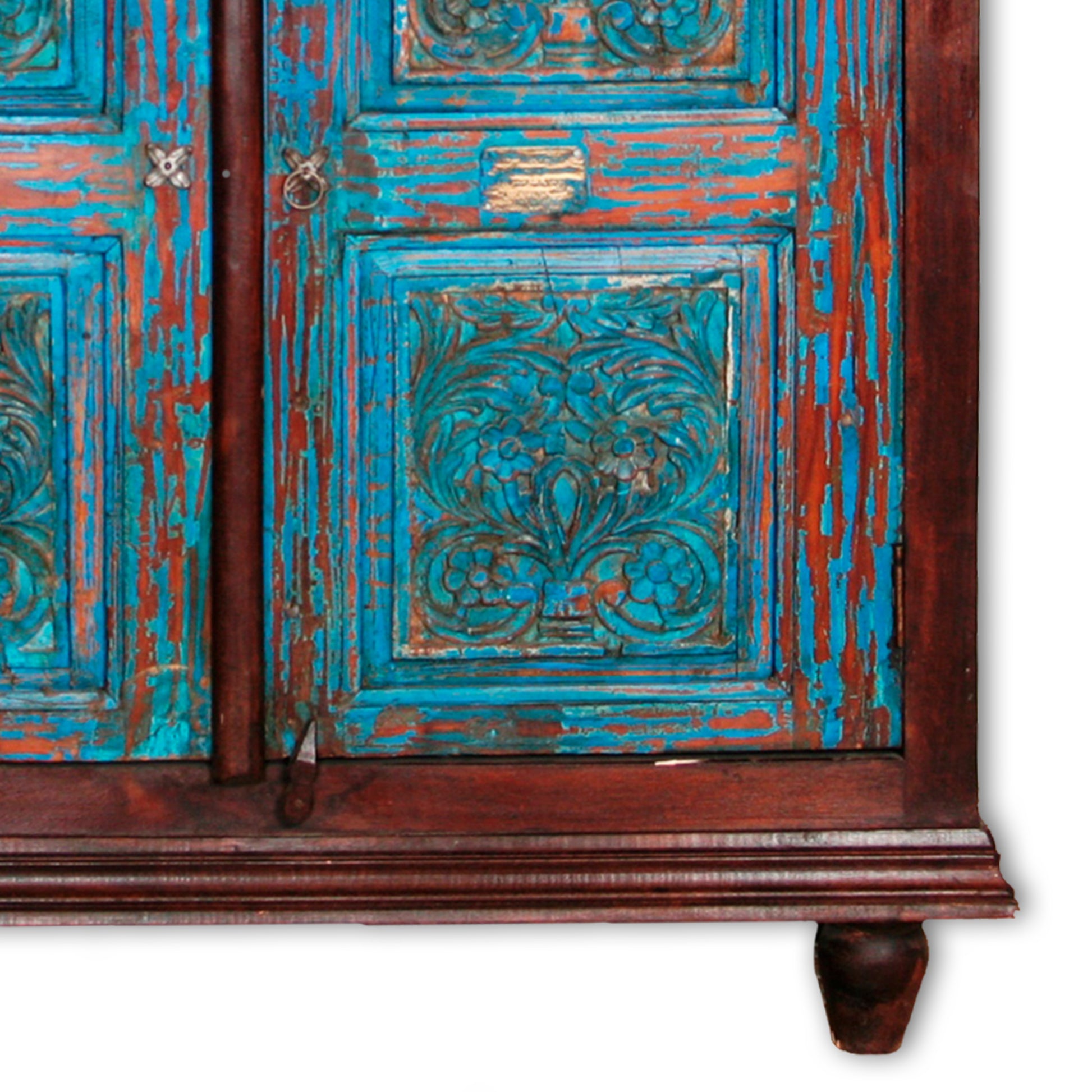 Credenza indiana in legno di teak riciclato con 2 cassetti e 2 ante. Mobile etnico assemblato con solo incastri in legno, senza cavicchi in metallo con l'utilizzo di legno vecchio recuperato e vecchie ante incise con motivi floreali, laccato in base di gesso azzurro su legno, lavorato ed assemblato artigianalmente. Pezzo unico. Dimensioni 120x45xh150cm.