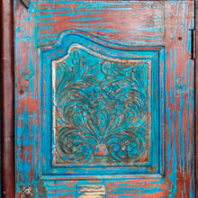 Carica l&#39;immagine nel visualizzatore di Gallery, Credenza indiana in legno di teak riciclato con 2 cassetti e 2 ante. Mobile etnico assemblato con solo incastri in legno, senza cavicchi in metallo con l&#39;utilizzo di legno vecchio recuperato e vecchie ante incise con motivi floreali, laccato in base di gesso azzurro su legno, lavorato ed assemblato artigianalmente. Pezzo unico. Dimensioni 120x45xh150cm.