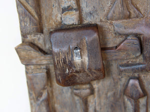 Vecchia tradizionale finestra Dogon, africana proveniente dal Mali. In principio era una finestra in legno di cedro, incisa con i tipici motivi della cultura dogon tribale. Scultura, pannello, fregio da appendere o da appoggio. Conservata in ogni parte, pezzo unico.  Dimensioni 29x40 prof.3cm   per ulteriori info e foto watshapp 0039 3338778241 mail info@etniko.it instagram , facebook , etsy : etnikobycrosato
