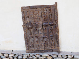 Vecchia tradizionale finestra Dogon, africana proveniente dal Mali. In principio era una finestra in legno di cedro, incisa con i tipici motivi della cultura dogon tribale. Scultura, pannello, fregio da appendere o da appoggio. Conservata in ogni parte, pezzo unico.  Dimensioni 29x40 prof.3cm   per ulteriori info e foto watshapp 0039 3338778241 mail info@etniko.it instagram , facebook , etsy : etnikobycrosato