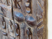 Carica l&#39;immagine nel visualizzatore di Gallery, Vecchia tradizionale finestra Dogon, africana proveniente dal Mali. In principio era una finestra in legno di cedro, incisa con i tipici motivi della cultura dogon tribale. Scultura, pannello, fregio da appendere o da appoggio. Conservata in ogni parte, pezzo unico.  Dimensioni 29x40 prof.3cm   per ulteriori info e foto watshapp 0039 3338778241 mail info@etniko.it instagram , facebook , etsy : etnikobycrosato