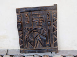 Vecchia tradizionale finestra Dogon, africana proveniente dal Mali. In principio era una finestra in legno di cedro, incisa con i tipici motivi della cultura dogon tribale. Scultura, pannello, fregio da appendere o da appoggio. Conservata in ogni parte, pezzo unico.  Dimensioni 21x26 prof.3cm   per ulteriori info e foto watshapp 0039 3338778241 mail info@etniko.it instagram , facebook , etsy : etnikobycrosato