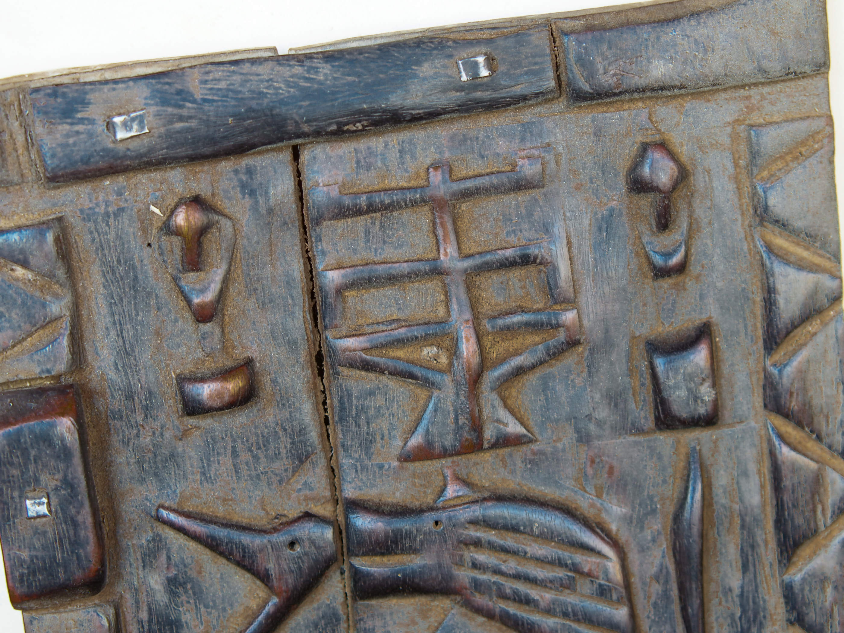 Vecchia tradizionale finestra Dogon, africana proveniente dal Mali. In principio era una finestra in legno di cedro, incisa con i tipici motivi della cultura dogon tribale. Scultura, pannello, fregio da appendere o da appoggio. Conservata in ogni parte, pezzo unico.  Dimensioni 21x26 prof.3cm   per ulteriori info e foto watshapp 0039 3338778241 mail info@etniko.it instagram , facebook , etsy : etnikobycrosato