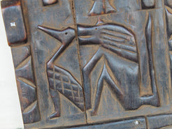 Vecchia tradizionale finestra Dogon, africana proveniente dal Mali. In principio era una finestra in legno di cedro, incisa con i tipici motivi della cultura dogon tribale. Scultura, pannello, fregio da appendere o da appoggio. Conservata in ogni parte, pezzo unico.  Dimensioni 21x26 prof.3cm   per ulteriori info e foto watshapp 0039 3338778241 mail info@etniko.it instagram , facebook , etsy : etnikobycrosato