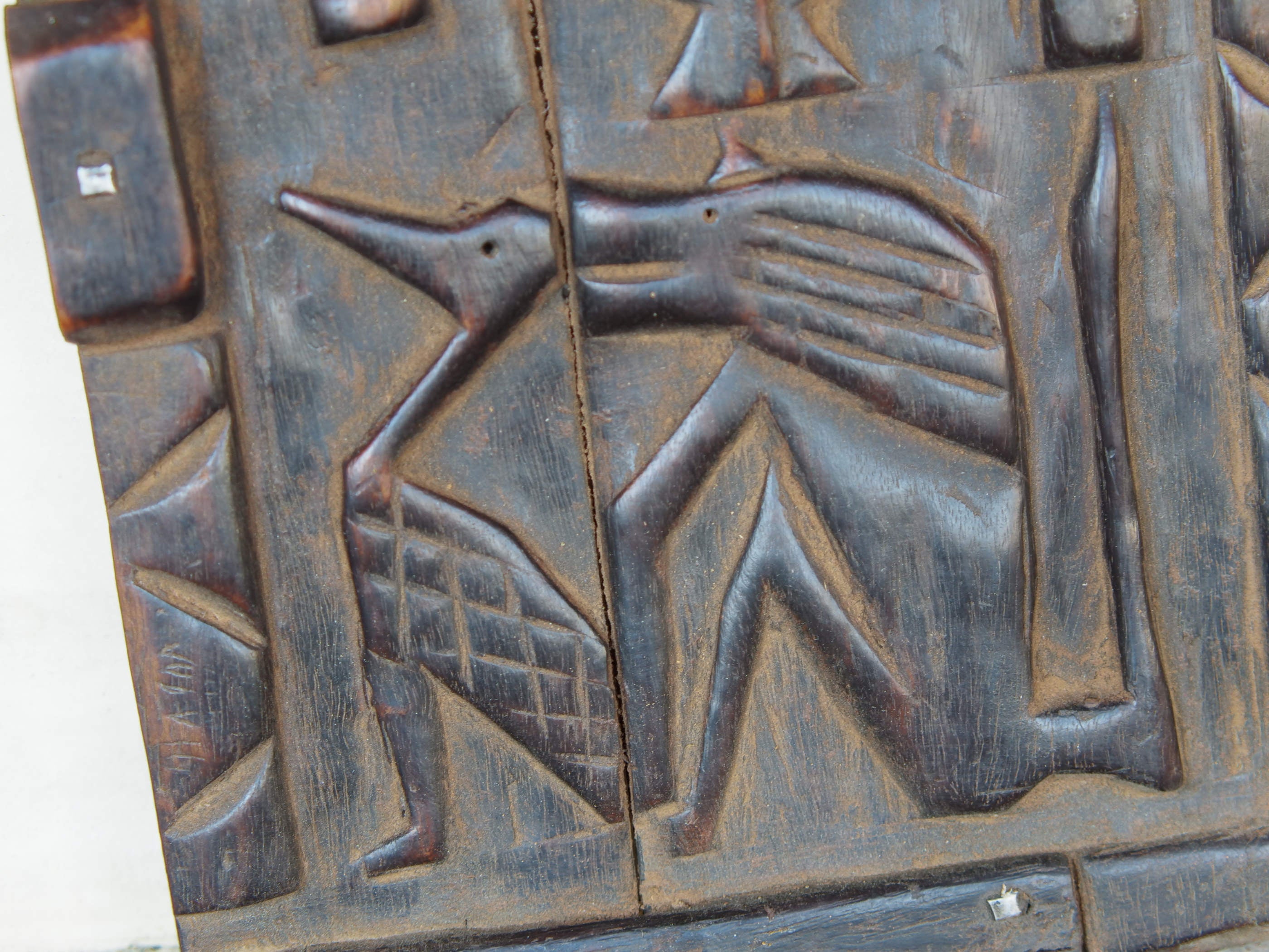Vecchia tradizionale finestra Dogon, africana proveniente dal Mali. In principio era una finestra in legno di cedro, incisa con i tipici motivi della cultura dogon tribale. Scultura, pannello, fregio da appendere o da appoggio. Conservata in ogni parte, pezzo unico.  Dimensioni 21x26 prof.3cm   per ulteriori info e foto watshapp 0039 3338778241 mail info@etniko.it instagram , facebook , etsy : etnikobycrosato