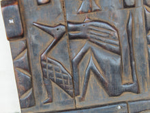 Carica l&#39;immagine nel visualizzatore di Gallery, Vecchia tradizionale finestra Dogon, africana proveniente dal Mali. In principio era una finestra in legno di cedro, incisa con i tipici motivi della cultura dogon tribale. Scultura, pannello, fregio da appendere o da appoggio. Conservata in ogni parte, pezzo unico.  Dimensioni 21x26 prof.3cm   per ulteriori info e foto watshapp 0039 3338778241 mail info@etniko.it instagram , facebook , etsy : etnikobycrosato