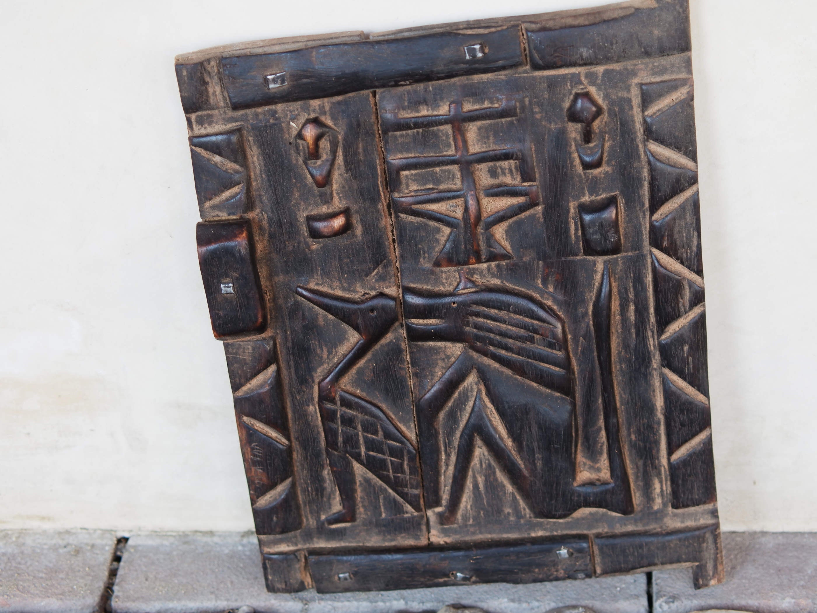 Vecchia tradizionale finestra Dogon, africana proveniente dal Mali. In principio era una finestra in legno di cedro, incisa con i tipici motivi della cultura dogon tribale. Scultura, pannello, fregio da appendere o da appoggio. Conservata in ogni parte, pezzo unico.  Dimensioni 21x26 prof.3cm   per ulteriori info e foto watshapp 0039 3338778241 mail info@etniko.it instagram , facebook , etsy : etnikobycrosato