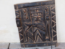 Carica l&#39;immagine nel visualizzatore di Gallery, Vecchia tradizionale finestra Dogon, africana proveniente dal Mali. In principio era una finestra in legno di cedro, incisa con i tipici motivi della cultura dogon tribale. Scultura, pannello, fregio da appendere o da appoggio. Conservata in ogni parte, pezzo unico.  Dimensioni 21x26 prof.3cm   per ulteriori info e foto watshapp 0039 3338778241 mail info@etniko.it instagram , facebook , etsy : etnikobycrosato