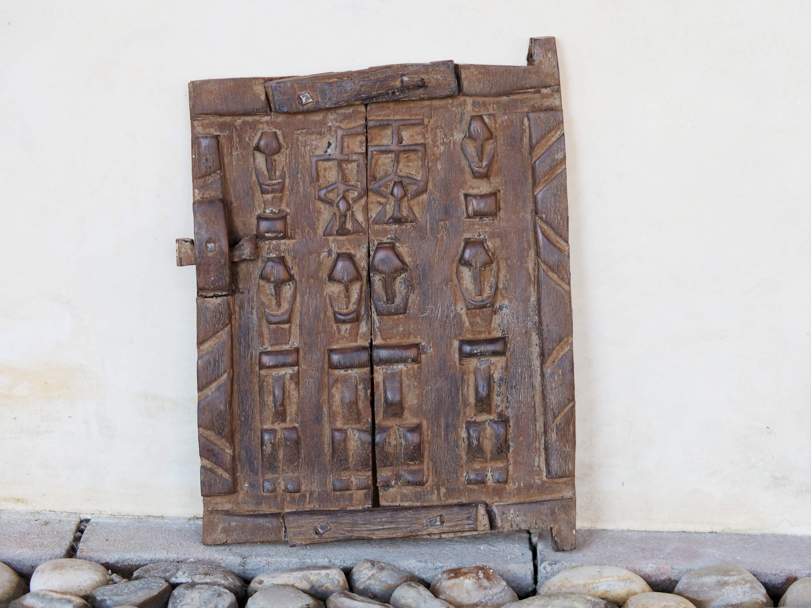 Vecchia tradizionale finestra Dogon, africana proveniente dal Mali. In principio era una finestra in legno di cedro, incisa con i tipici motivi della cultura dogon tribale. Scultura, pannello, fregio da appendere o da appoggio. Conservata in ogni parte, pezzo unico.  Dimensioni 21x25 prof.3cm   per ulteriori info e foto watshapp 0039 3338778241 mail info@etniko.it instagram , facebook , etsy : etnikobycrosato