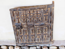 Carica l&#39;immagine nel visualizzatore di Gallery, Vecchia tradizionale finestra Dogon, africana proveniente dal Mali. In principio era una finestra in legno di cedro, incisa con i tipici motivi della cultura dogon tribale. Scultura, pannello, fregio da appendere o da appoggio. Conservata in ogni parte, pezzo unico.  Dimensioni 29x35 prof.3cm   per ulteriori info e foto watshapp 0039 3338778241 mail info@etniko.it instagram , facebook , etsy : etnikobycrosato