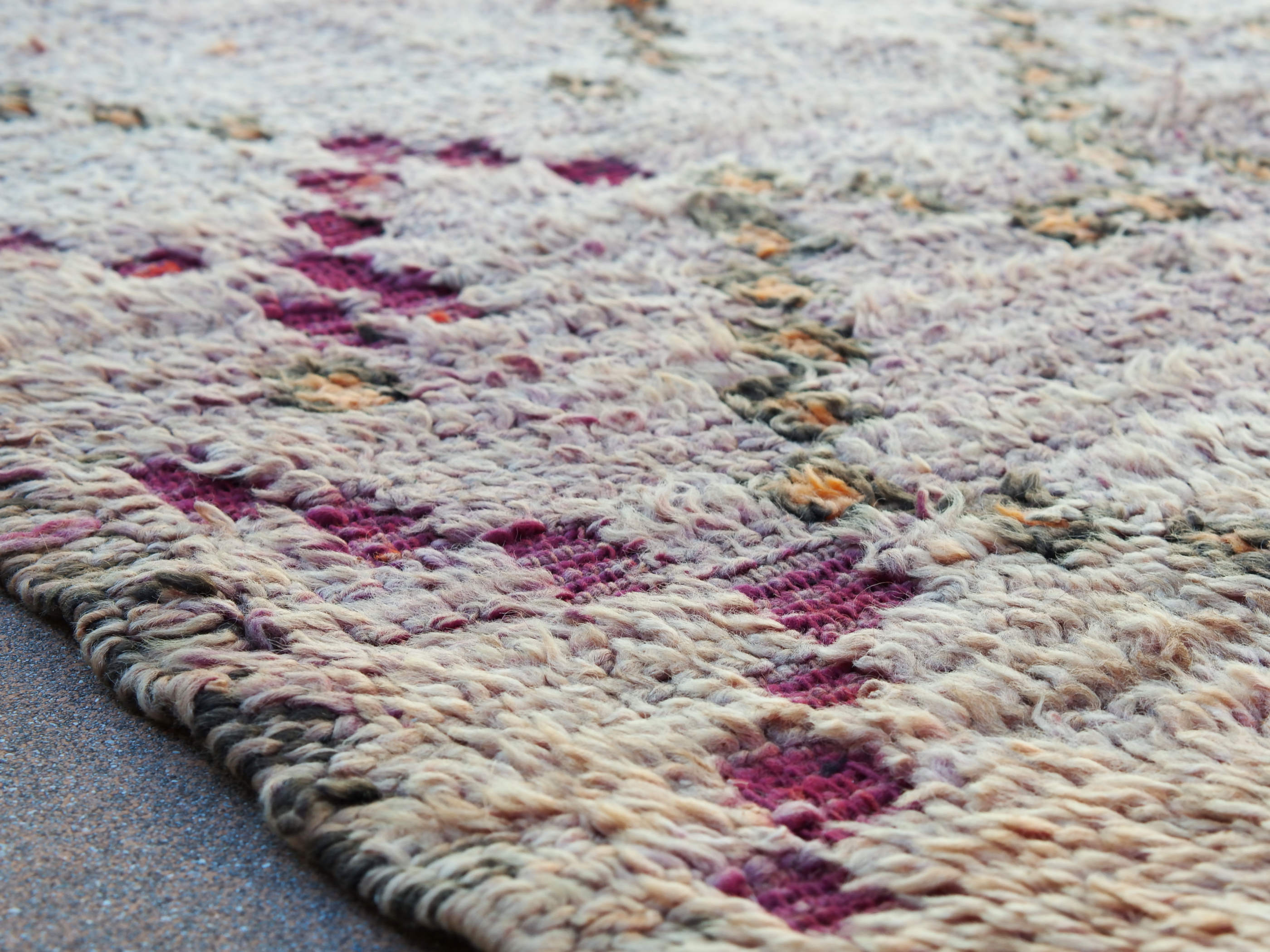 Tappeto Marocco boucherouite in lana. Pezzo unico realizzato a mano. Decorativo, è bello sia impiegato come tappeto che da appendere a parete.Dimensioni 115x165cm