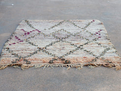 Tappeto Marocco boucherouite in lana. Pezzo unico realizzato a mano. Decorativo, è bello sia impiegato come tappeto che da appendere a parete.Dimensioni 115x165cm