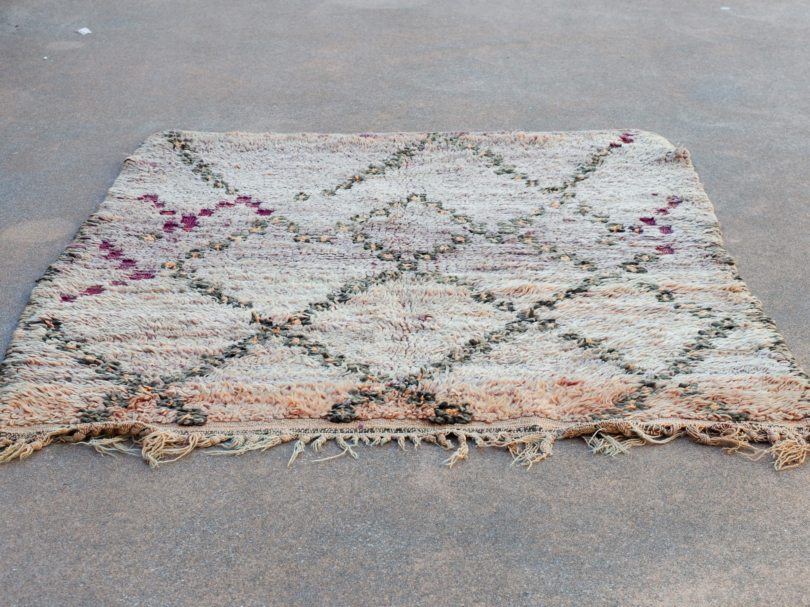 Tappeto Marocco boucherouite in lana. Pezzo unico realizzato a mano. Decorativo, è bello sia impiegato come tappeto che da appendere a parete.Dimensioni 115x165cm