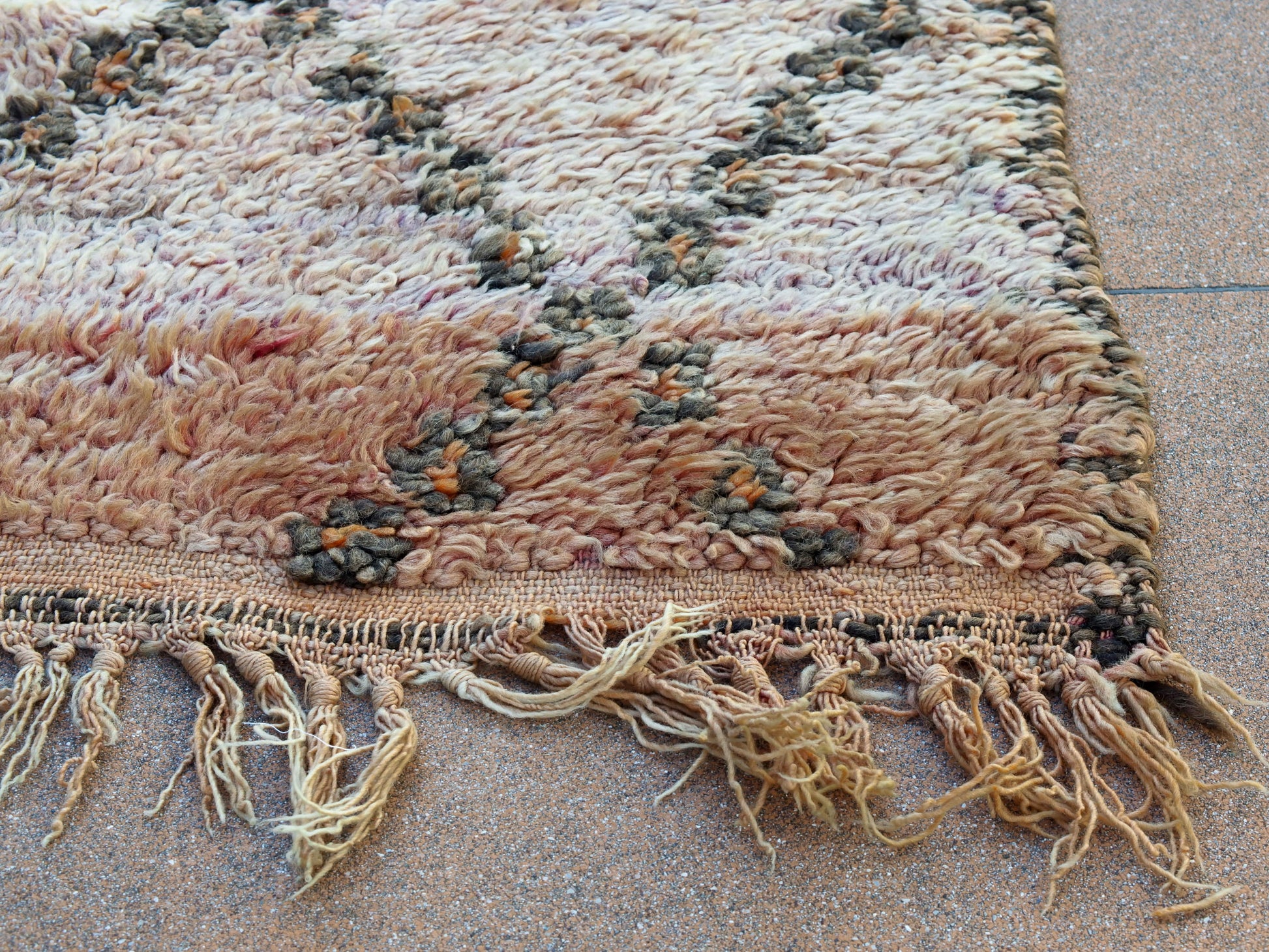 Tappeto Marocco boucherouite in lana. Pezzo unico realizzato a mano. Decorativo, è bello sia impiegato come tappeto che da appendere a parete.Dimensioni 115x165cm