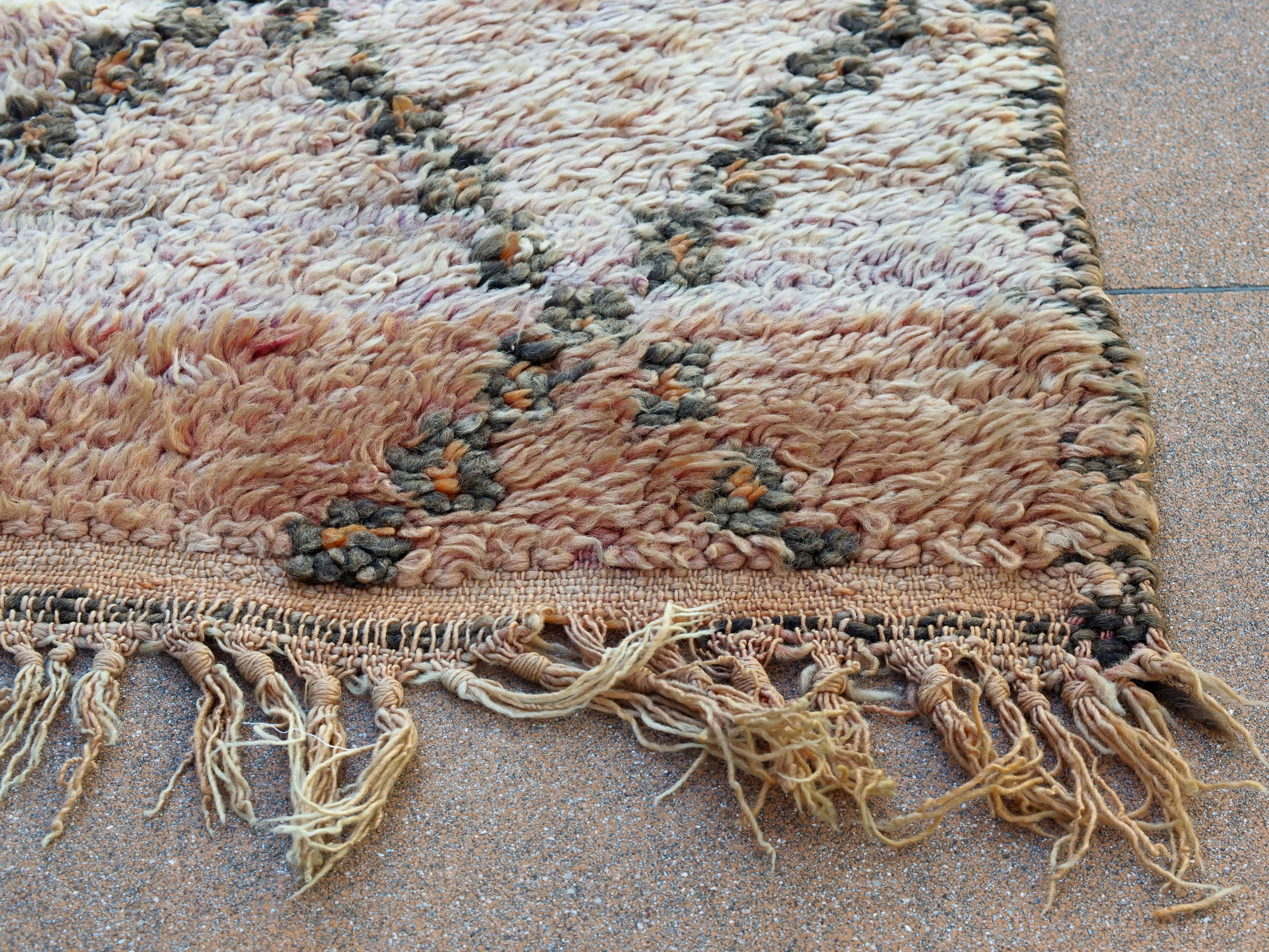 Tappeto Marocco boucherouite in lana. Pezzo unico realizzato a mano. Decorativo, è bello sia impiegato come tappeto che da appendere a parete.Dimensioni 115x165cm