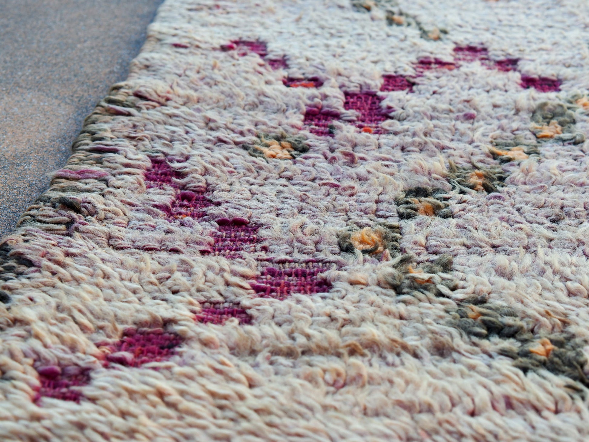 Tappeto Marocco boucherouite in lana. Pezzo unico realizzato a mano. Decorativo, è bello sia impiegato come tappeto che da appendere a parete.Dimensioni 115x165cm